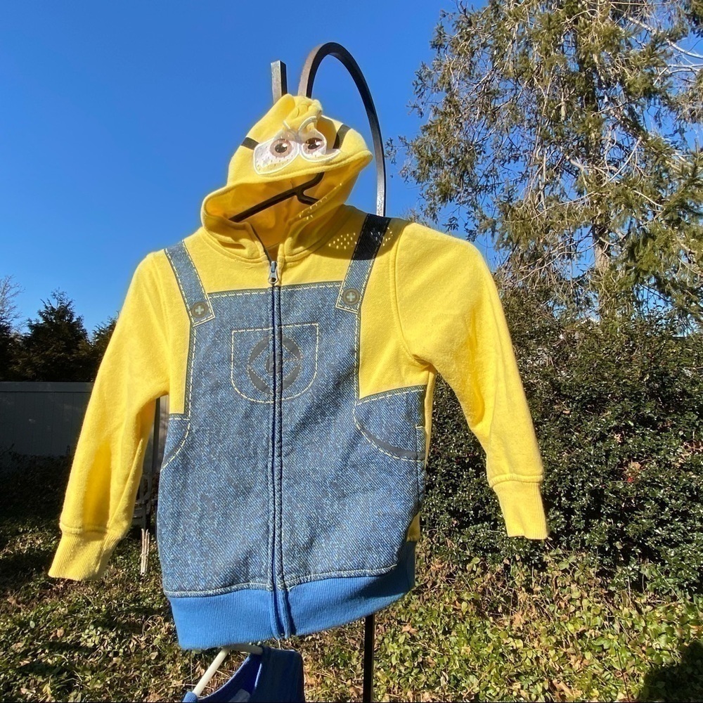 𝅺MINION Made hoodie with overall motif and attitude to spare. Don’t miss out!